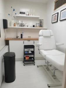Dit is de behandel kamer van Gerard de Haan voor zijn permanent makeup praktijk